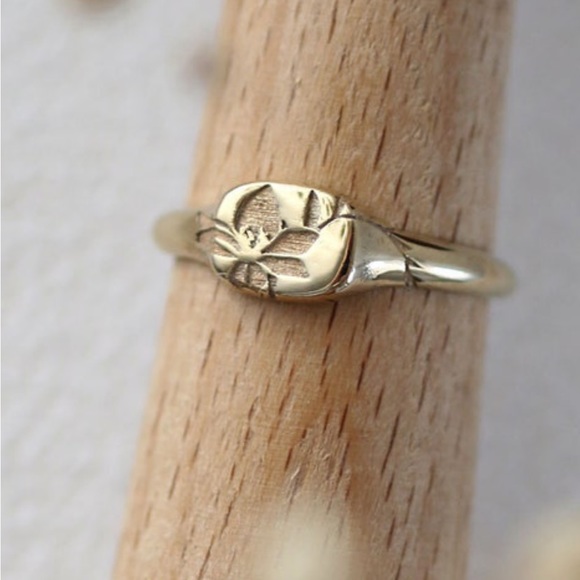 Floral solid 14k gold signet ring - Picture 6 of 7